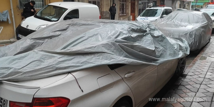 Sultangazi’de üzerine çakıldığı otomobilin cam tavanı kırılınca içine düştü