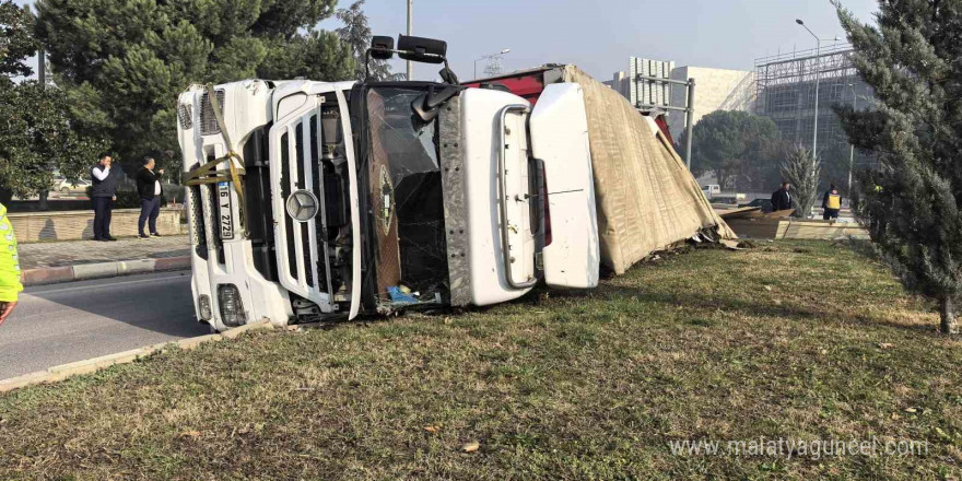 Sunta yüklü tır devrildi