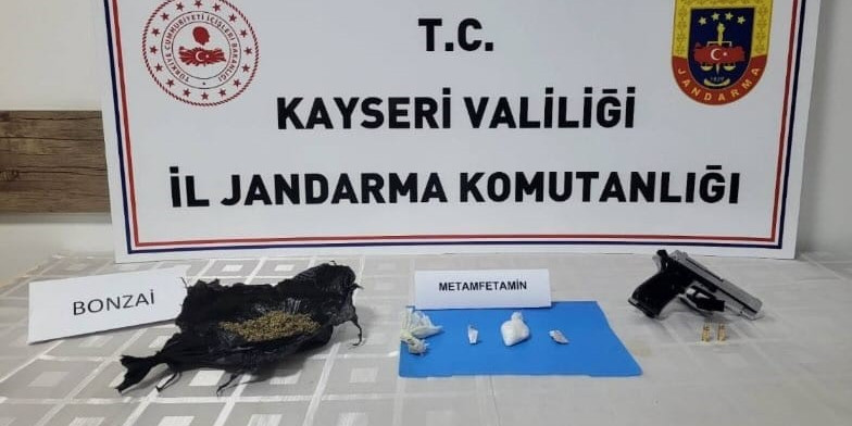 Şüphe üzerinde durdurulan araçtakilerden uyuşturucu çıktı