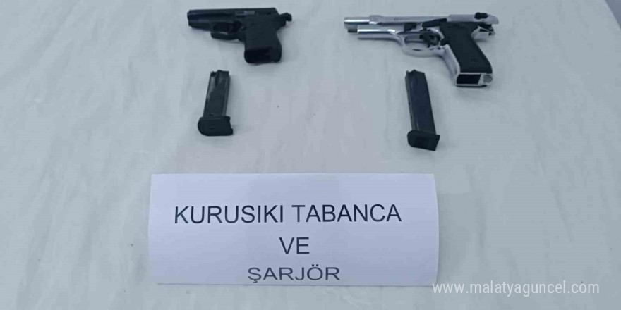 Şüphe üzerine durduruldu, kurusıkı tabancalarla yakalandı