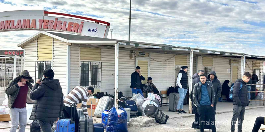 Suriye’deki yeni dönem sonrası mültecilerin dönüşü devam ediyor