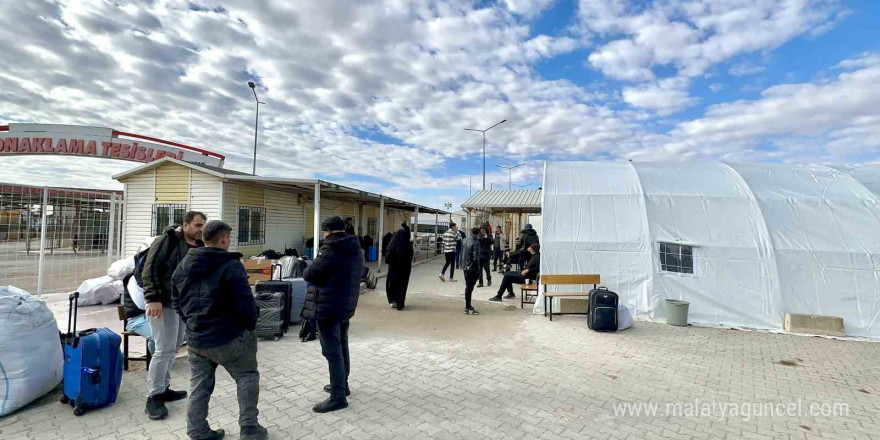 Suriye’deki yeni dönem sonrası mültecilerin dönüşü devam ediyor