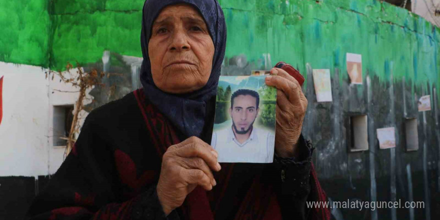 Suriyeli anne günlerdir evladını bulabilme umuduyla Sednaya Hapishanesi’ne geliyor