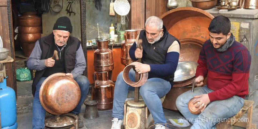 Suriyeli bakırcı ustası ve çocukları, mesleğe ülkelerinde devam edecek