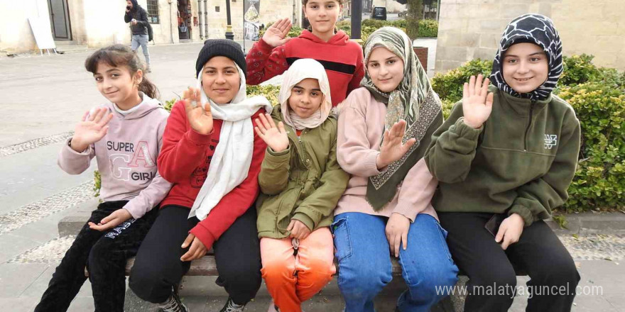 Suriyeli çocuklar hiç görmedikleri ülkelerine gidecek olmanın heyecanını yaşıyor