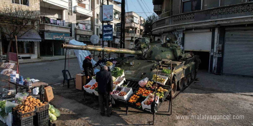 Suriyeli esnaf Esad’ın bomba yağdırdığı tankı manav tezgahına çevirdi