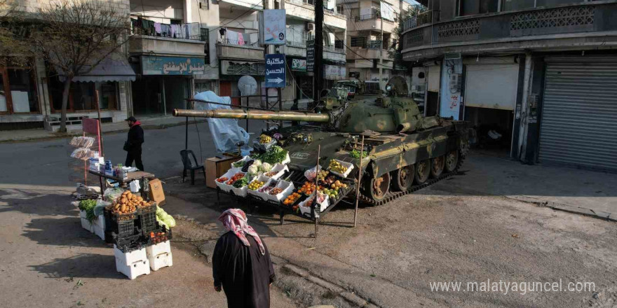 Suriyeli esnaf Esad’ın bomba yağdırdığı tankı manav tezgahına çevirdi