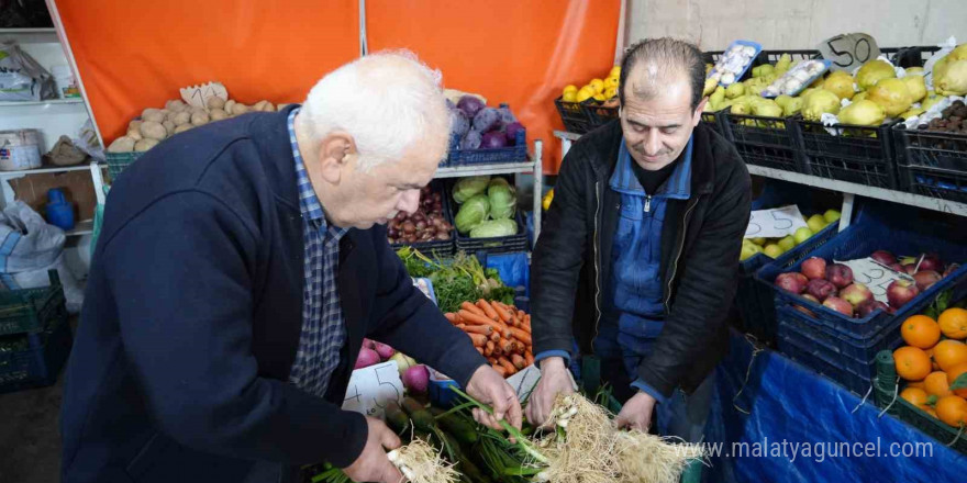 Suriyeli esnaf kesin dönüş öncesi iş yerindeki fiyatları yarıya indirdi