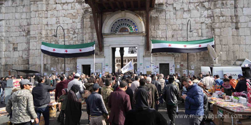 Suriyeliler cuma namazı için Emevi Camii’ne akın etti