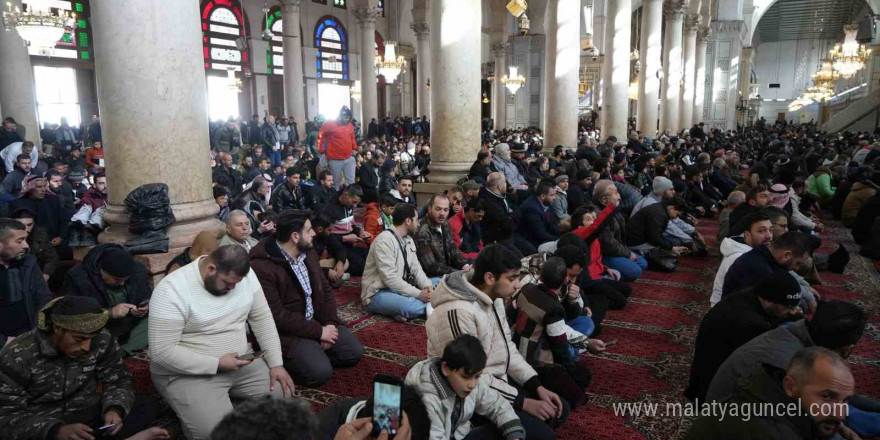 Suriyeliler cuma namazı için Emevi Camii’ne akın etti