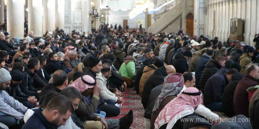 Suriyeliler cuma namazı için Emevi Camii’ne akın etti