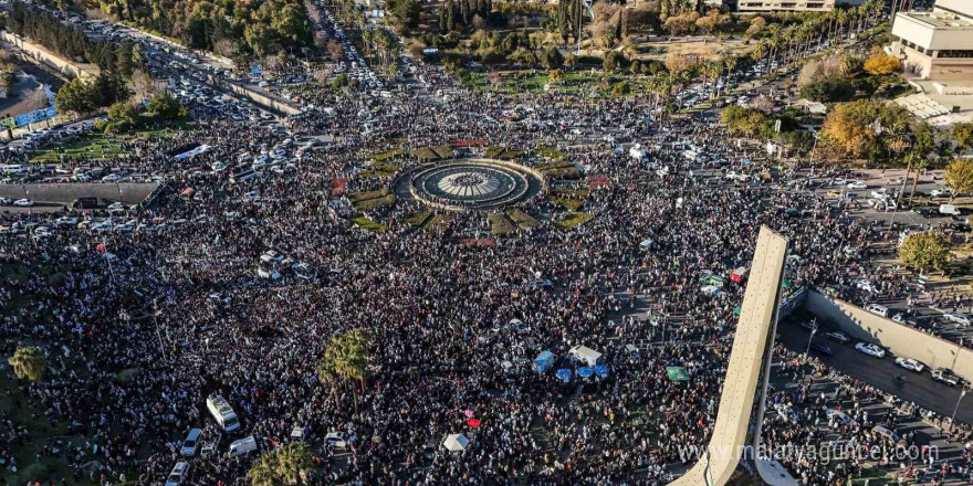 Suriyeliler, cuma namazının ardından Emevi Meydanı’na akın etti