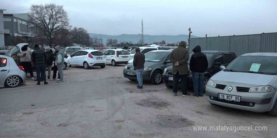 Suriyeliler dönmek için oto pazarları doldurdu