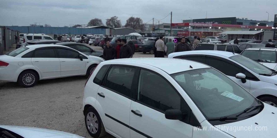 Suriyeliler dönmek için oto pazarları doldurdu