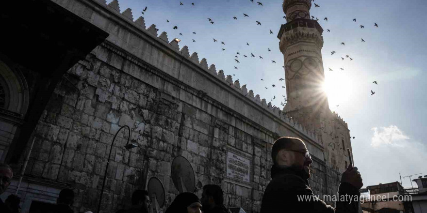 Suriyeliler Esad sonrası ilk cuma namazı için Emevi Camii’ne akın etti