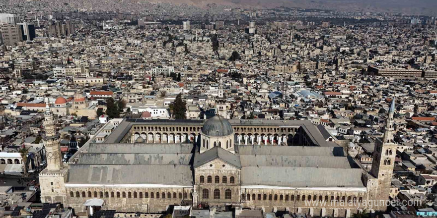 Suriyeliler Esad sonrası ilk cuma namazı için Emevi Camii’ne akın etti