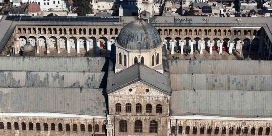 Suriyeliler Esad sonrası ilk cuma namazı için Emevi Camii’ne akın etti