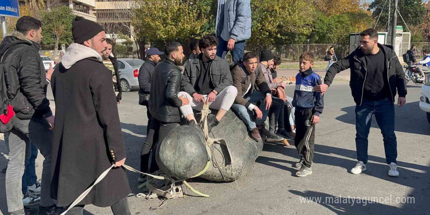 Suriyeliler, Hafız Esad’ın heykelini Emevi meydanında sürükledi