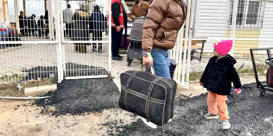 Suriyeliler Kilis Öncüpınar Gümrük Kapısı’ndan yurtlarına dönüyor