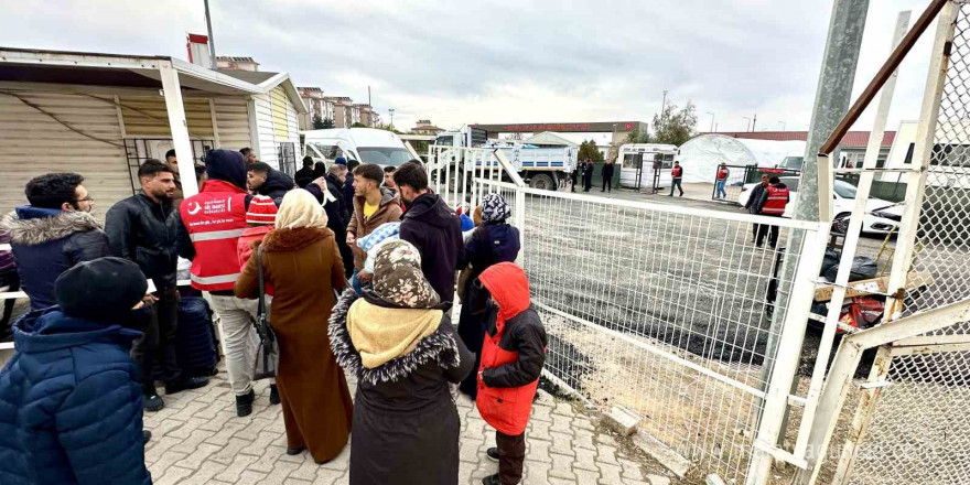 Suriyeliler Kilis Öncüpınar Gümrük Kapısı’ndan yurtlarına dönüyor