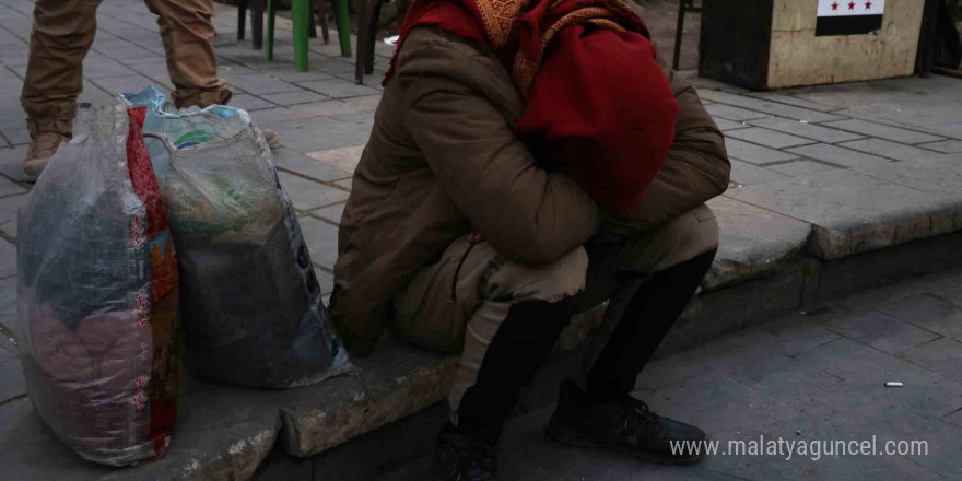 Suriyeliler, Merce Meydanı’na astıkları fotoğraflarla yakınlarını arıyor