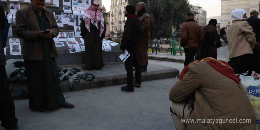 Suriyeliler, Merce Meydanı’na astıkları fotoğraflarla yakınlarını arıyor