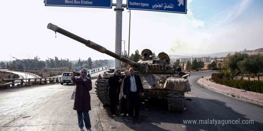 Suriyelilerden Esad rejiminden geriye kalan tankların üzerinde “zafer” pozu