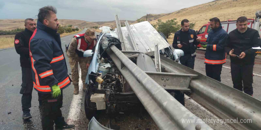 Sürücü, bariyere saplanan otomobilden sağ çıktı