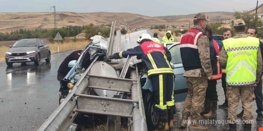 Sürücü, bariyere saplanan otomobilden sağ çıktı