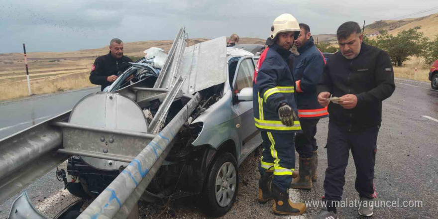 Sürücü, bariyere saplanan otomobilden sağ çıktı