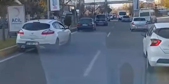 Sürücüler acil geçiş koridoru sağlayan ‘fermuar’ sistemini uygulayarak ambulansa yol verdi