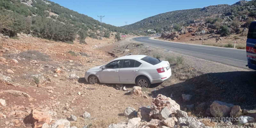 Sürücünün direksiyon hakimiyetini kaybettiği araç yoldan çıktı: 1 yaralı