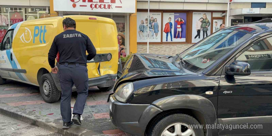 Sürücüsü rahatsızlanan cip, 7 araca ve kafenin masalarına çarptı: 2 kişi hafif yaralandı