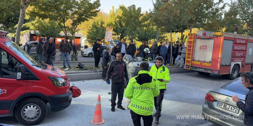 Sürücüsünün direksiyon hakimiyetini kaybettiği otomobil takla attı