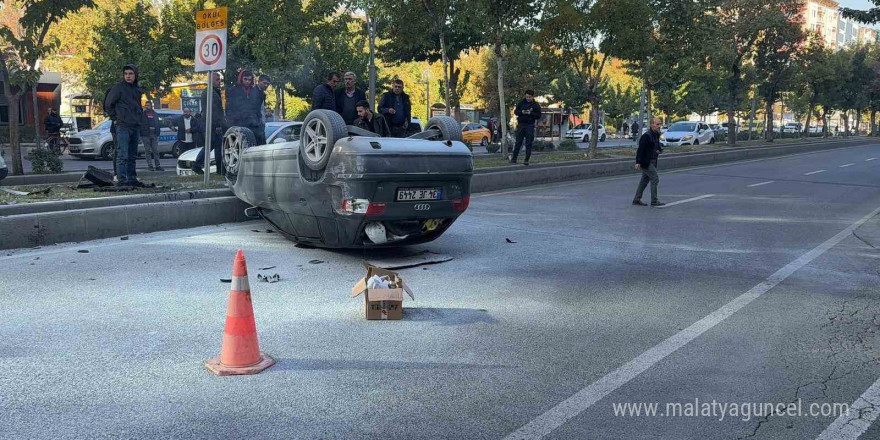 Sürücüsünün direksiyon hakimiyetini kaybettiği otomobil takla attı