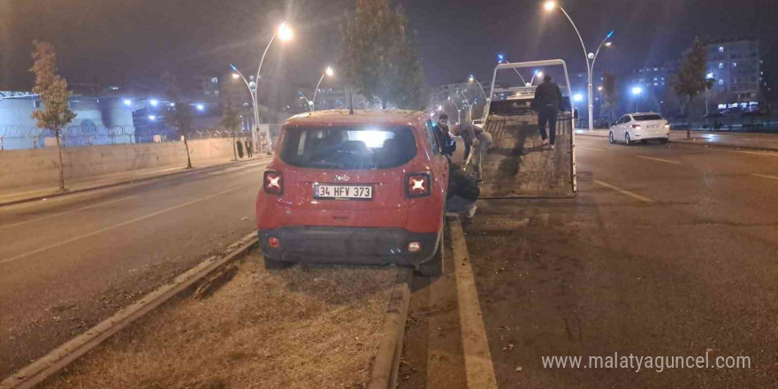 Sürücüsünün kontrolünden çıkan cip refüje çıktı: 1 yaralı