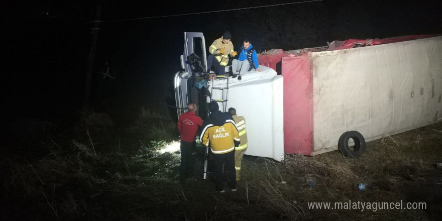 Susurluk’ta trafik kazasında iki kişi kamyonet içinde sıkıştı