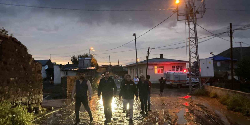 Susuz’da bir köy selden zarar gördü