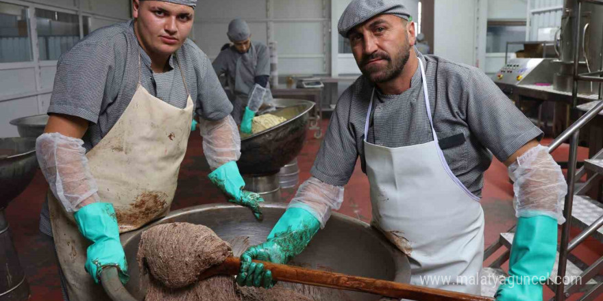 Tahin helvasını şeker yerine hurma suyuyla tatlandırıyorlar