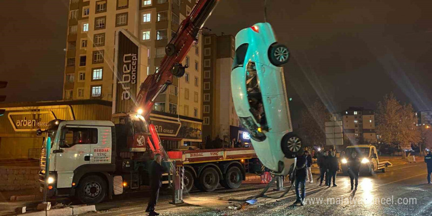 Takla atan otomobilinin kapıları zarar görmesin diye vinç getirtti