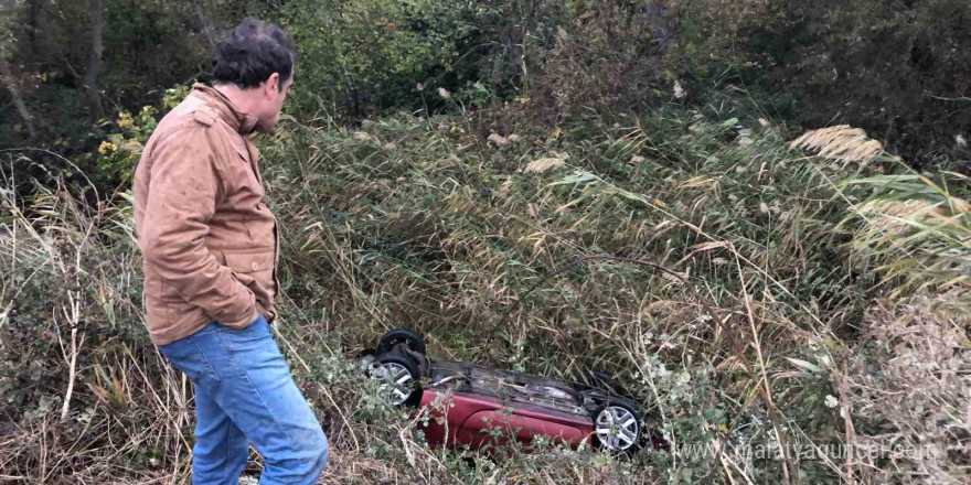 Takla atarak dereye uçan otomobilden burnu bile kanamadan çıktı