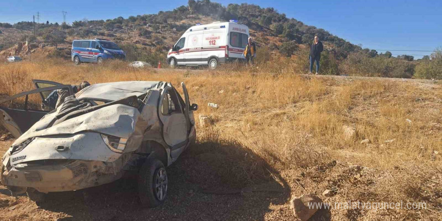 Takla atarak şarampole yuvarlanan otomobildeki 3 kişi yaralandı