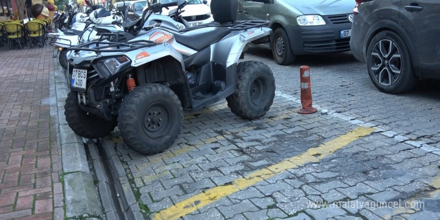 Taksi şoförü, aracını çizdikleri gerekçesiyle Kazak paralimpik bisiklet sporcularına saldırdı