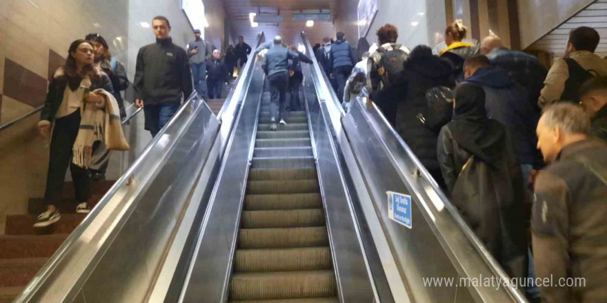 Taksim Metrosu’nda yürüyen merdiven ve çalışmayan asansör çilesi sürüyor