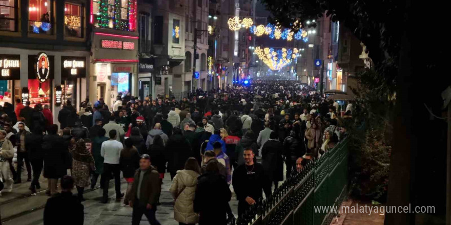 Taksim Meydan’ında yılbaşı yoğunluğu havadan görüntülendi