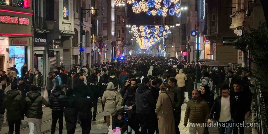 Taksim Meydan’ında yılbaşı yoğunluğu havadan görüntülendi