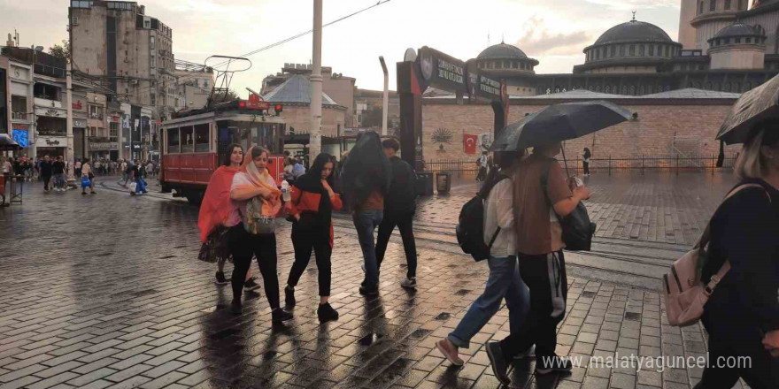 Taksim’de aniden bastıran yağmur vatandaşlara zor anlar yaşattı