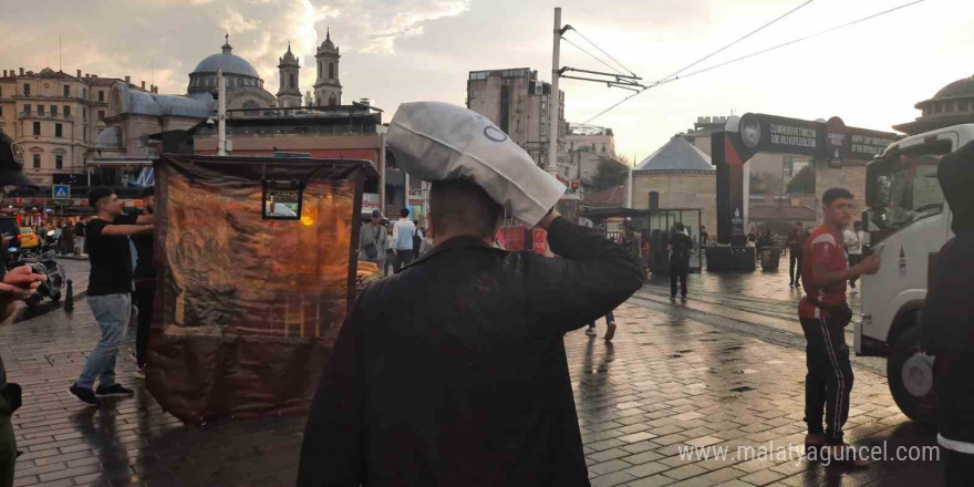 Taksim’de aniden bastıran yağmur vatandaşlara zor anlar yaşattı