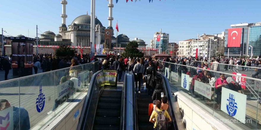 Taksim’de asansör ve yürüyen merdiven arızası vatandaşları mağdur etmeye devam ediyor