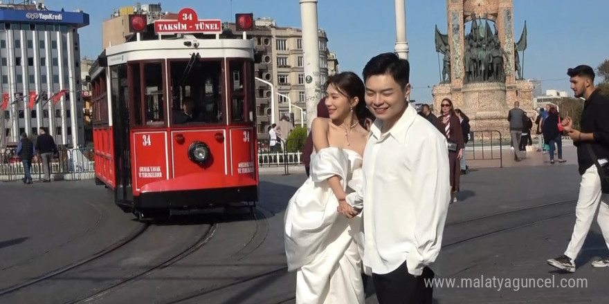 Taksim’de Çinli gelin ve damat ilgi odağı oldu